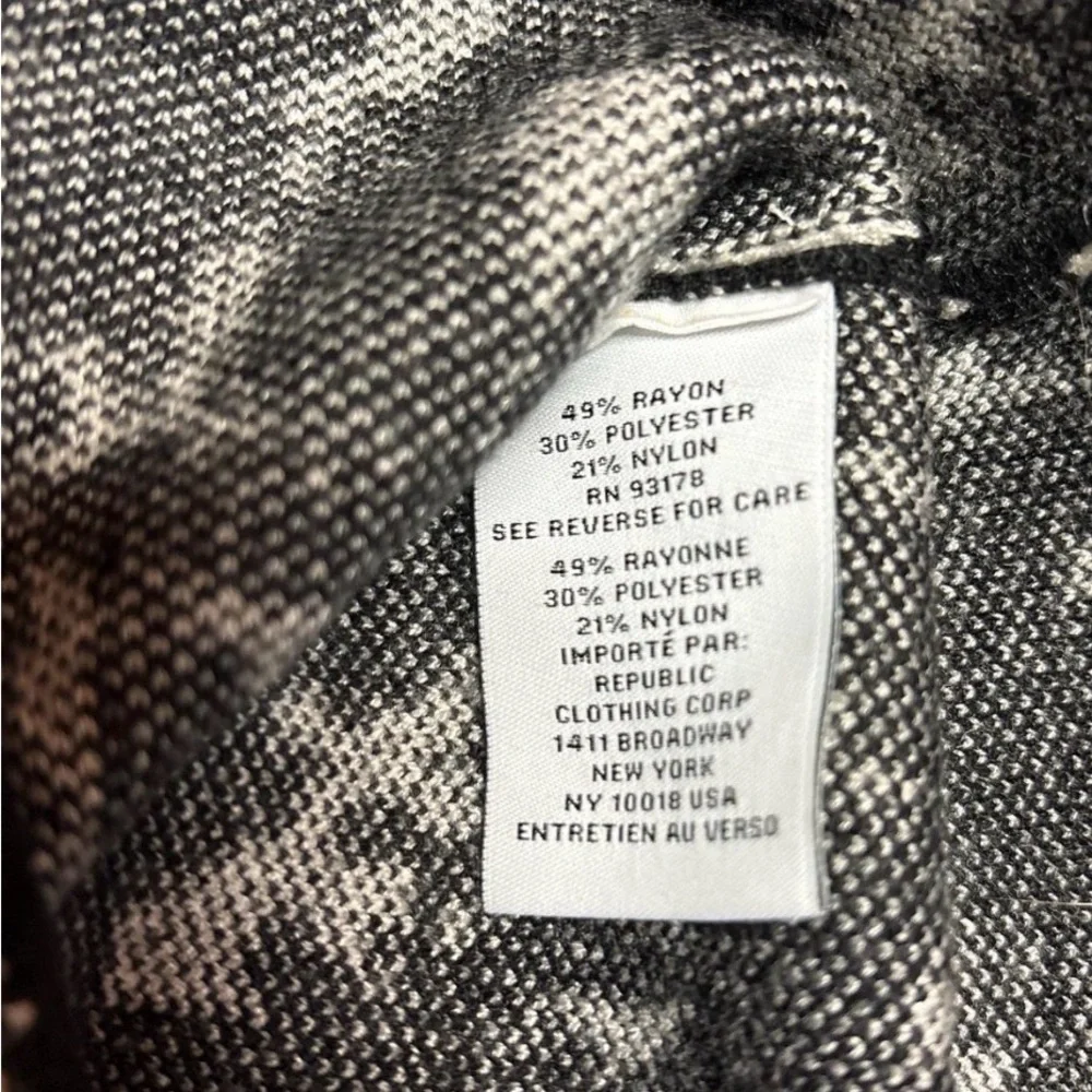 Carmen Marc Valvo Black and White Sleeveless Knit Tank - Picture 4 of 4